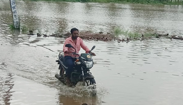 Waterlogged-roads-and-fields-in-Poduru