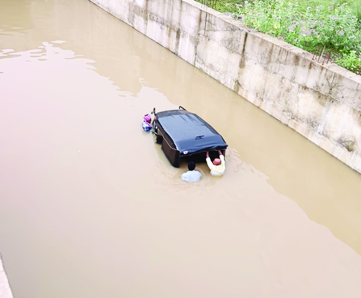 అండర్‌పాసేజ్‌లో నిలిచిన వర్షపునీరు