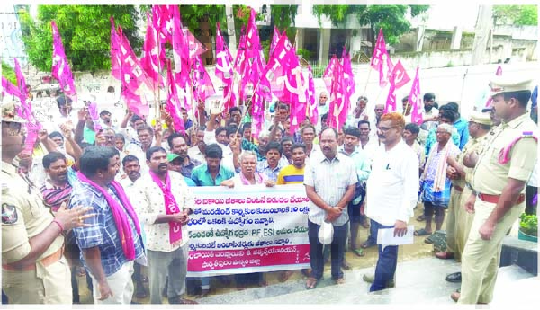 పంచాయతీ కార్మికుల ధర్నా