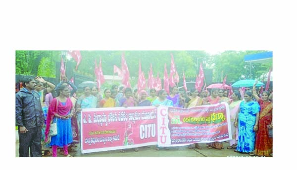 మధ్యాహ్న భోజన కార్మికుల ధర్నా