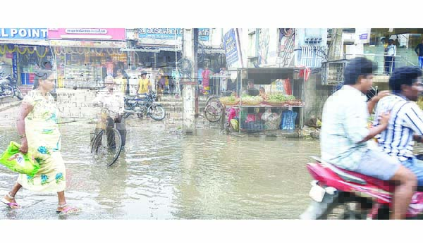 చిన్నపాటి వర్షానికే రోడ్డు చెరువైంది