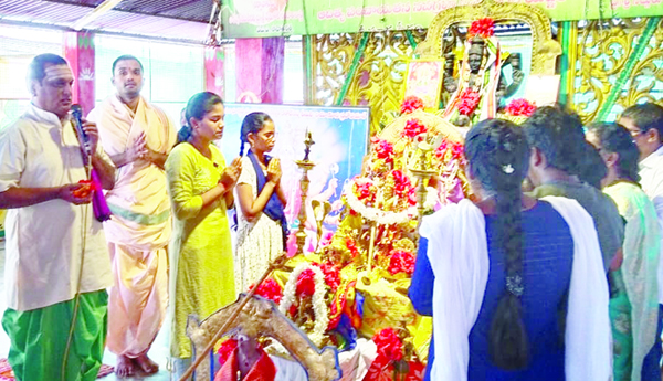 సూర్యపీఠంలో విశేష పూజలు