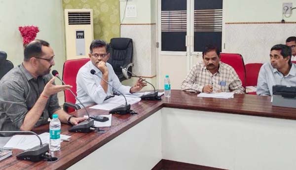 చేతకాకపోతే సెలవుపై వెళ్లండి