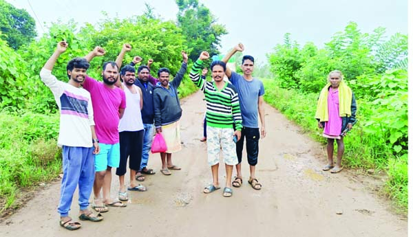 చొంపి రోడ్డు మరమ్మతు చేయాలని నిరసన