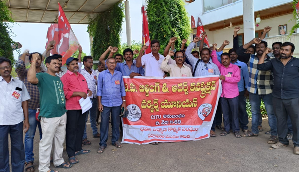 /Dharna-of-construction-workers-at-the-house-of-MLA-Chinna-Rajappa