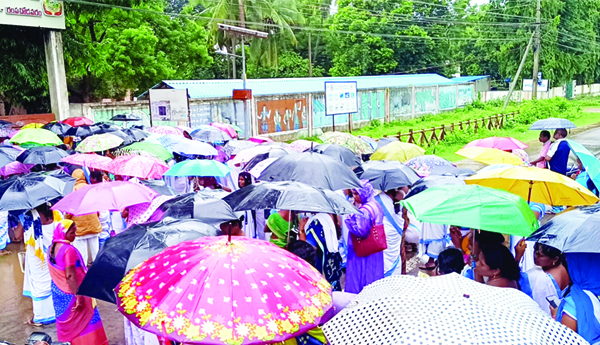 జోరు వానలోనూ ఆశాల ఆందోళన