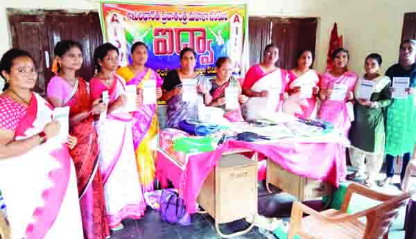 మహిళా పోరుయాత్రను జయప్రదం చేయండి