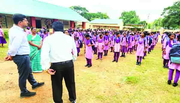 విద్యార్థుల ఆరోగ్యంపై ప్రత్యేక శ్రద్ధ