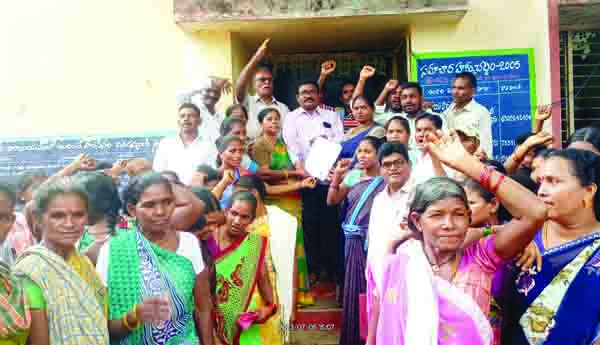 అన్నవరం గ్రామాన్నిపోలవరం మొదటి జాబితాలో చేర్చాలని ధర్నా