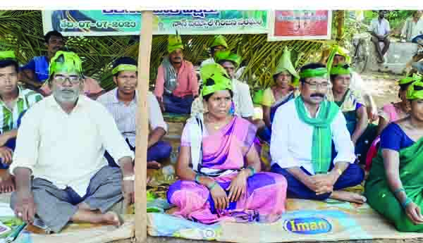కొనసాగిన రిలే దీక్షలు