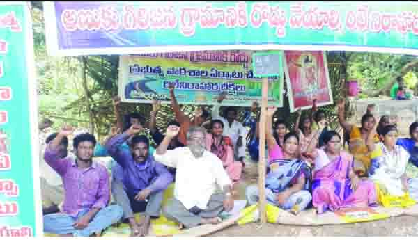 కొనసాగిన రిలే నిరాహార దీక్షలు