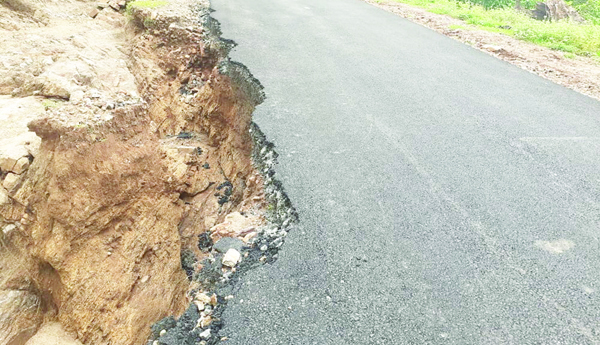 కోతకు గురైన రహదారి