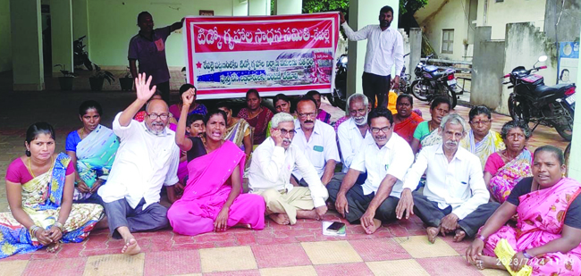 నిరసన తెలియజేస్తున్న సిపిఐ నాయకులు