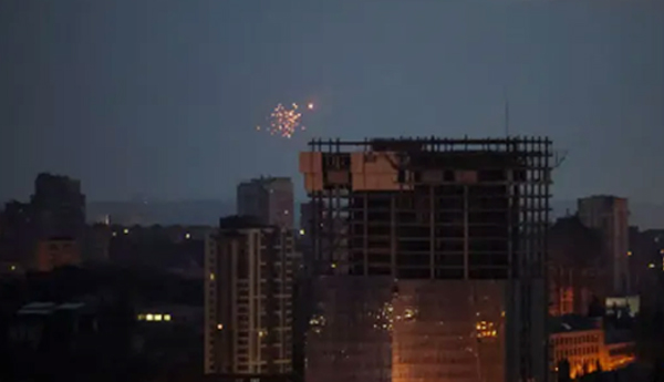 రష్యా - ఉక్రెయిన్‌ యుద్ధం : కీవ్‌ లక్ష్యంగా రష్యా వైమానిక దాడి