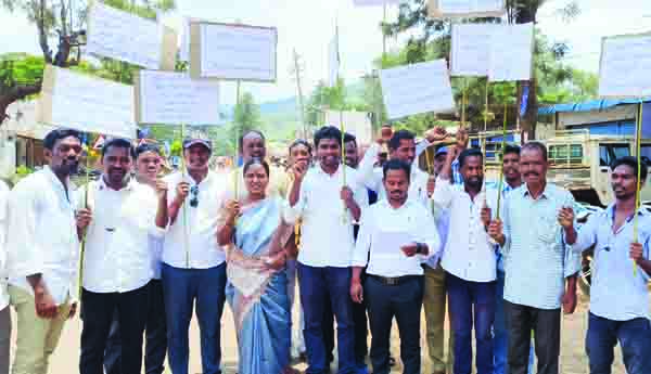 సర్పంచ్‌ల నిరసన