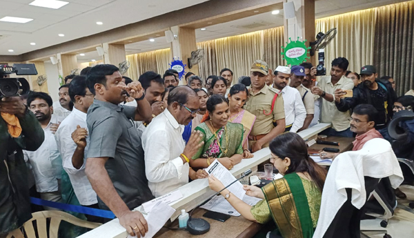 sarpanch-protest-at-collector-kakinada