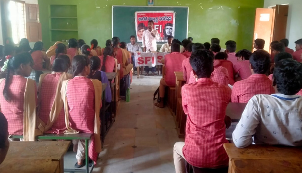 /Provided-textbooks-to-inter-students-SFI