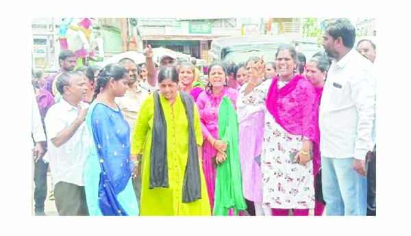 పవన్‌ క్షమాపణ చెప్పాలని వాలంటీర్ల ధర్నా