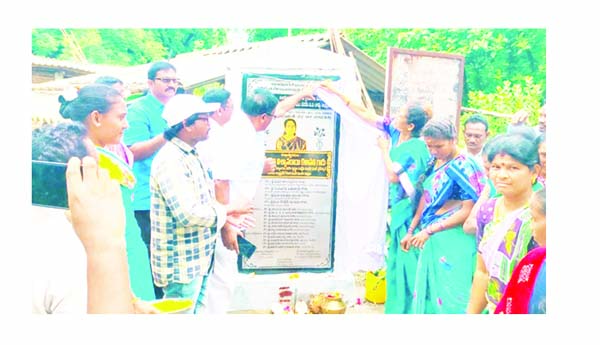 సిసి రోడ్లకు ఎమ్మెల్యే శంకుస్థాపన