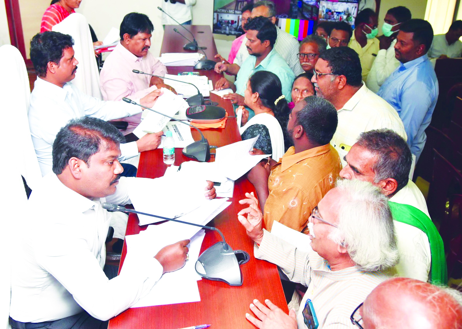 అర్జీలను ప్రాథమిక దశలోనే పరిష్కరించాలి : కలెక్టర్‌