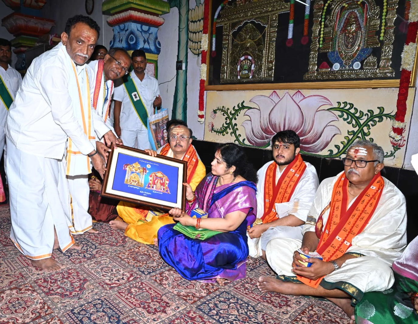 జ్ఞాపికను అందజేస్తున్న ఆలయ అధికారులు