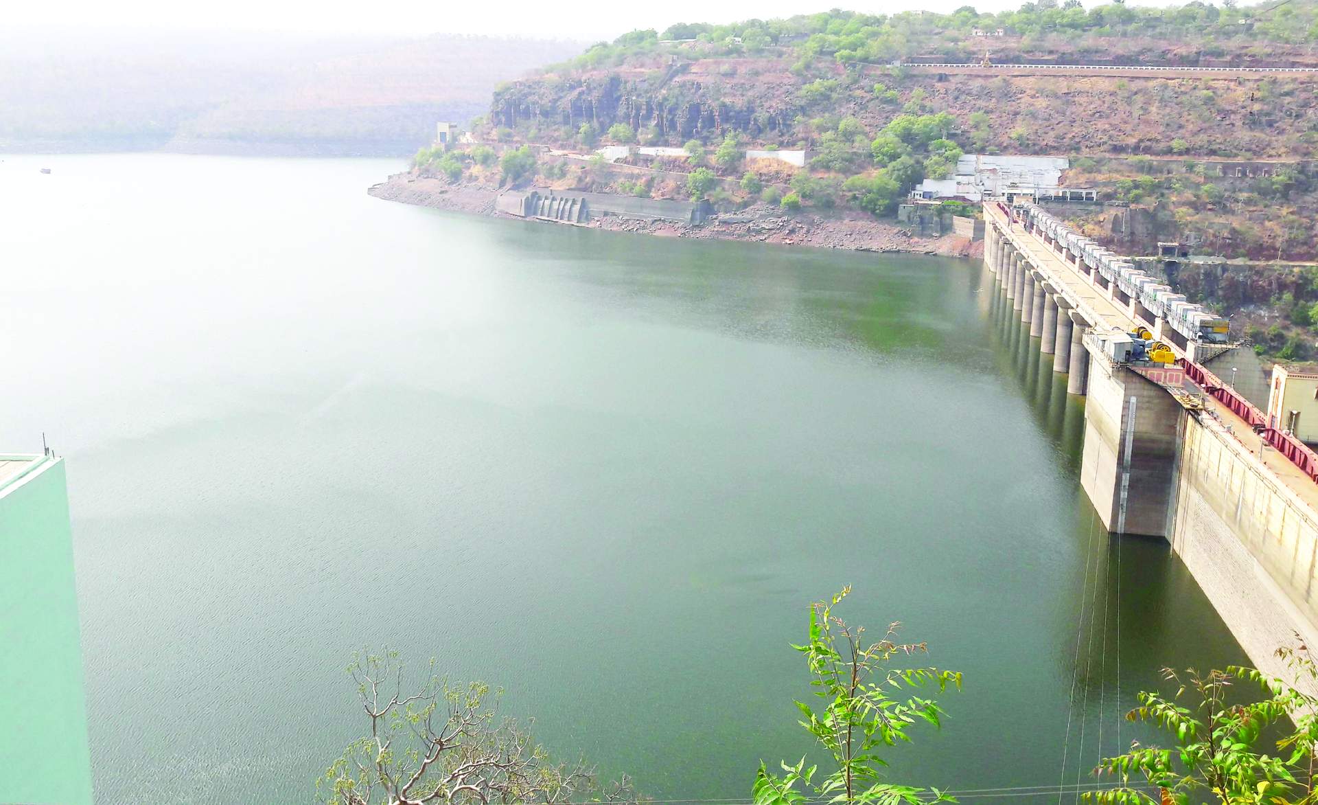 అడుగంటిన శ్రీశైలం డ్యాం నీటి మట్టం 