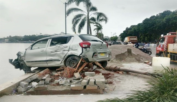 A-car-hit-a-tank-bund