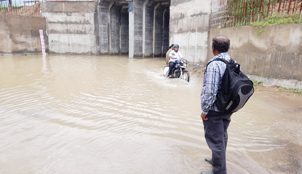 నిండిన రైల్వే అండర్‌ టన్నల్‌