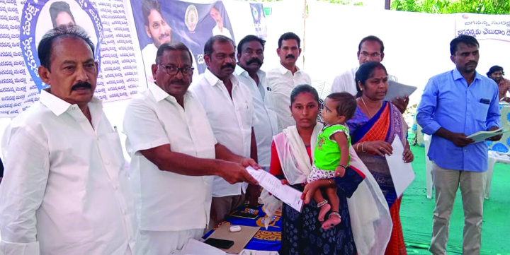 వలంటీర్లపై ఆరోపణలు సరికాదు