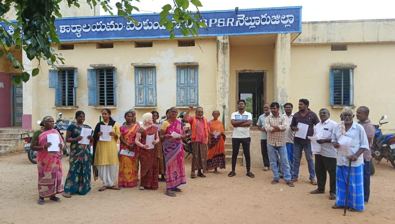 ఇళ్ల స్థలాలు చూపించాలని నిరసన