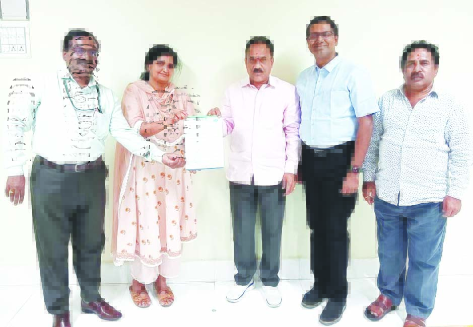 ఎస్‌బిఎ గుర్తింపు పత్రాన్ని చూపుతున్న యాజమాన్యం