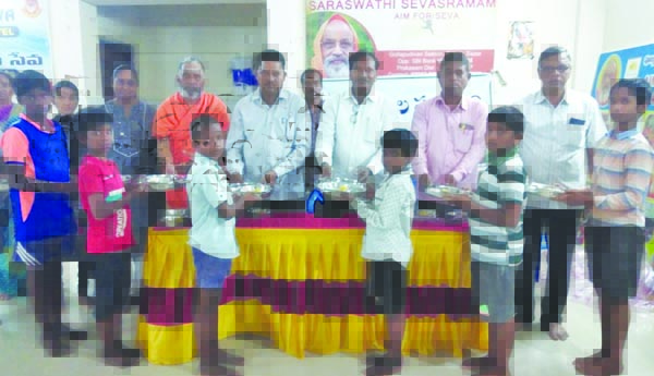 భోజన ప్లేట్స్‌ పంపిణీ