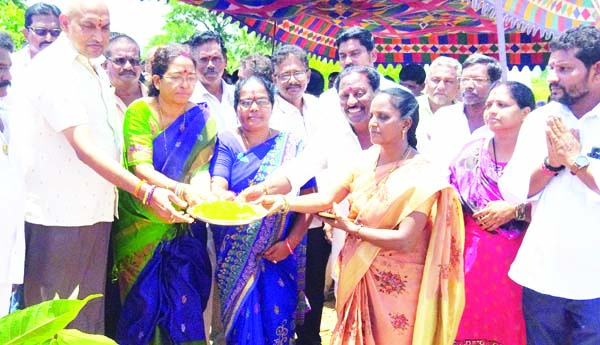 అభివృద్ధి పనులు ఆగవు : ఎమ్మెల్యే, ఎమ్మెల్సీ