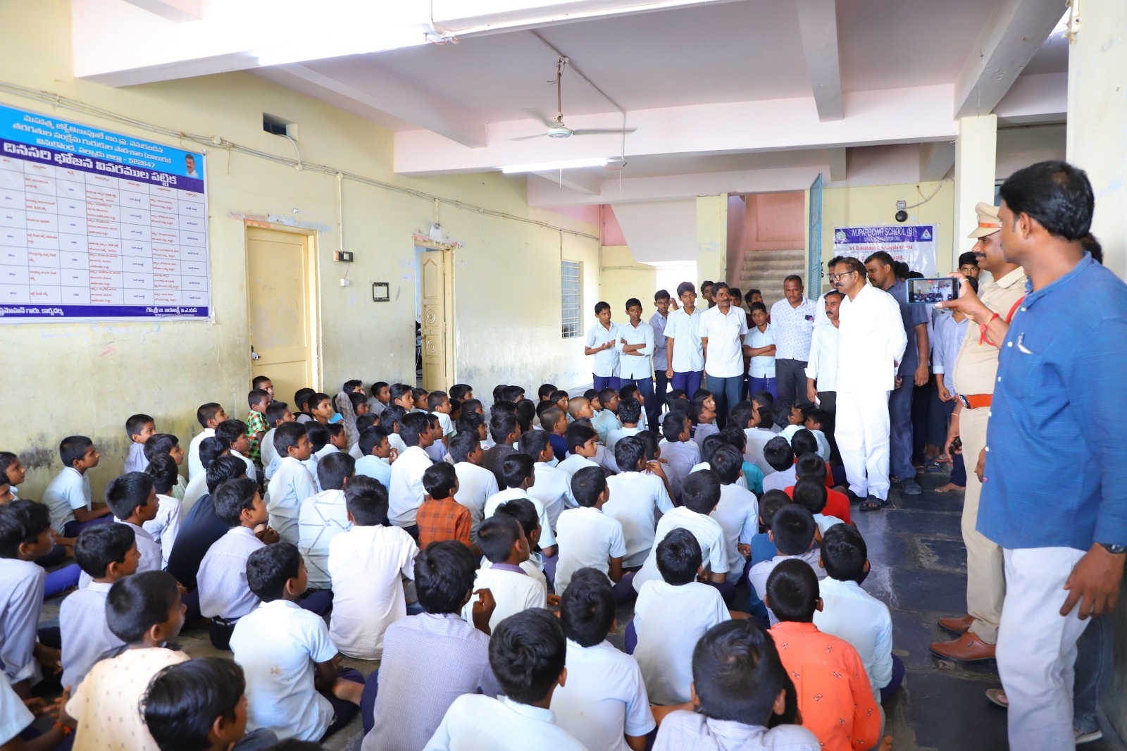 పాఠాలు సరిగా చెప్పకుండా బెదిరిస్తున్నారు