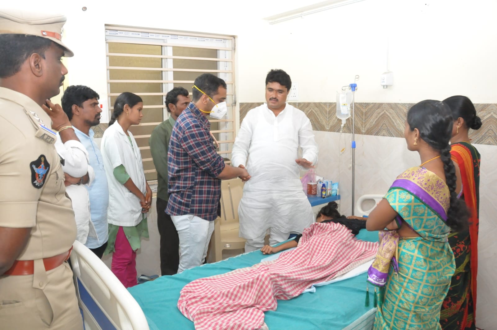 గురుకులాల్లో టీచర్‌, సిబ్బంది కొరత