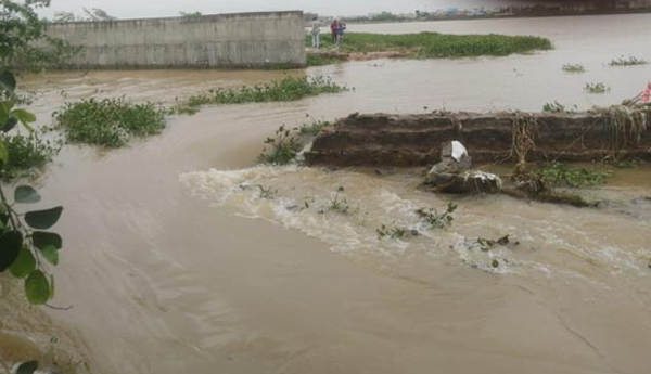 Water-leakage-from-warangal-bhadrakali-pond 