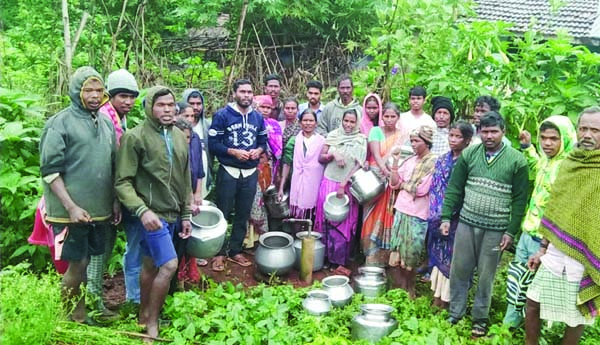 ఖాళీ బిందెలతో గిరిజనుల నిరసన