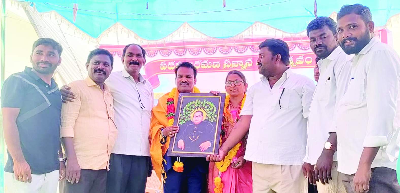 సన్మానం చేస్తున్న నాయకులు