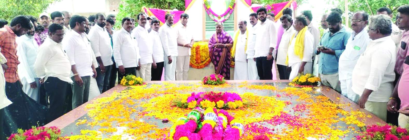 నివాళులర్పిస్తున్న మాజీ ఎమ్మెల్యే బీవీ, నాయకులు