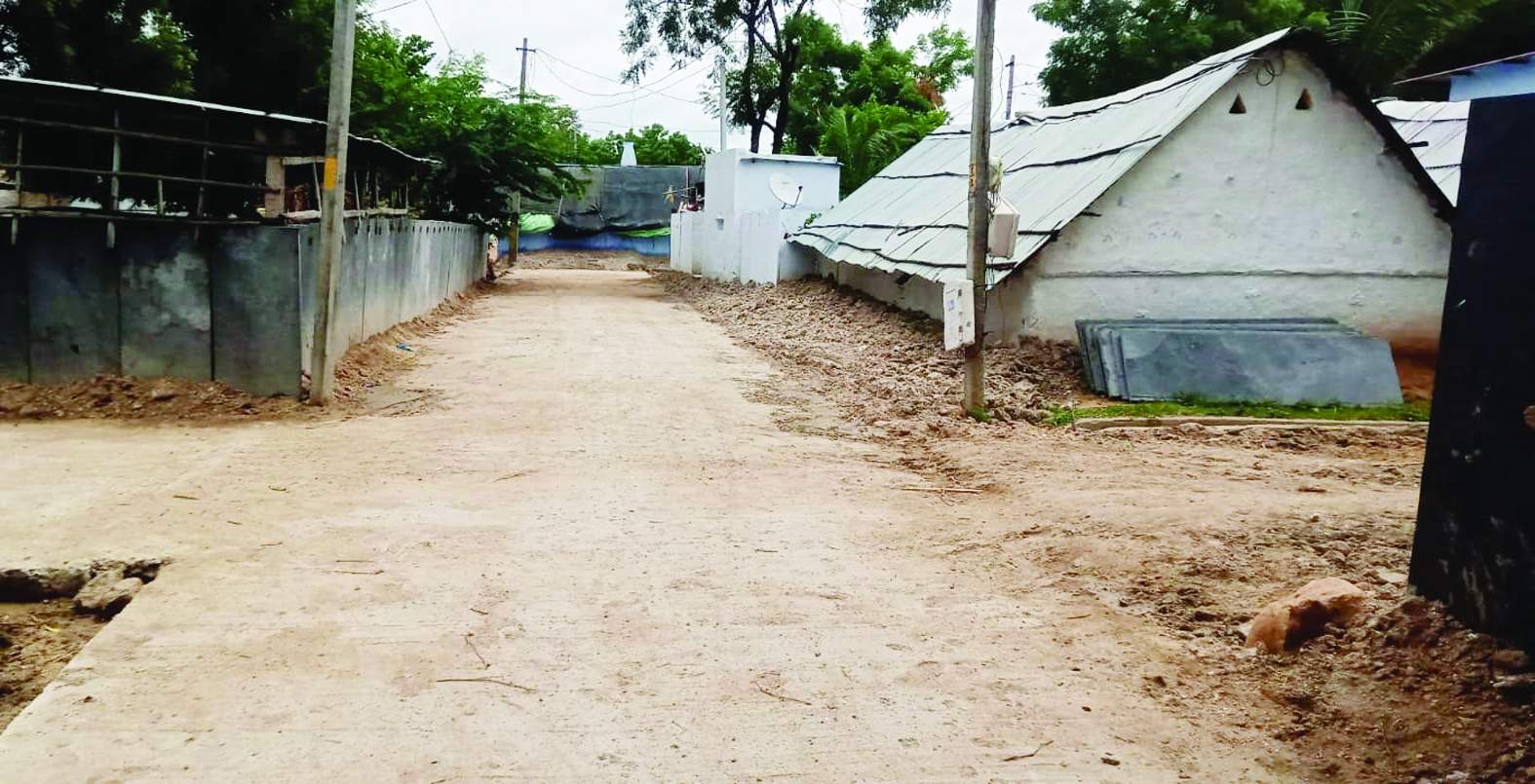 డ్రెయినేజీ కాలువ లేకుండా నిర్మించిన సిసి రోడ్లు