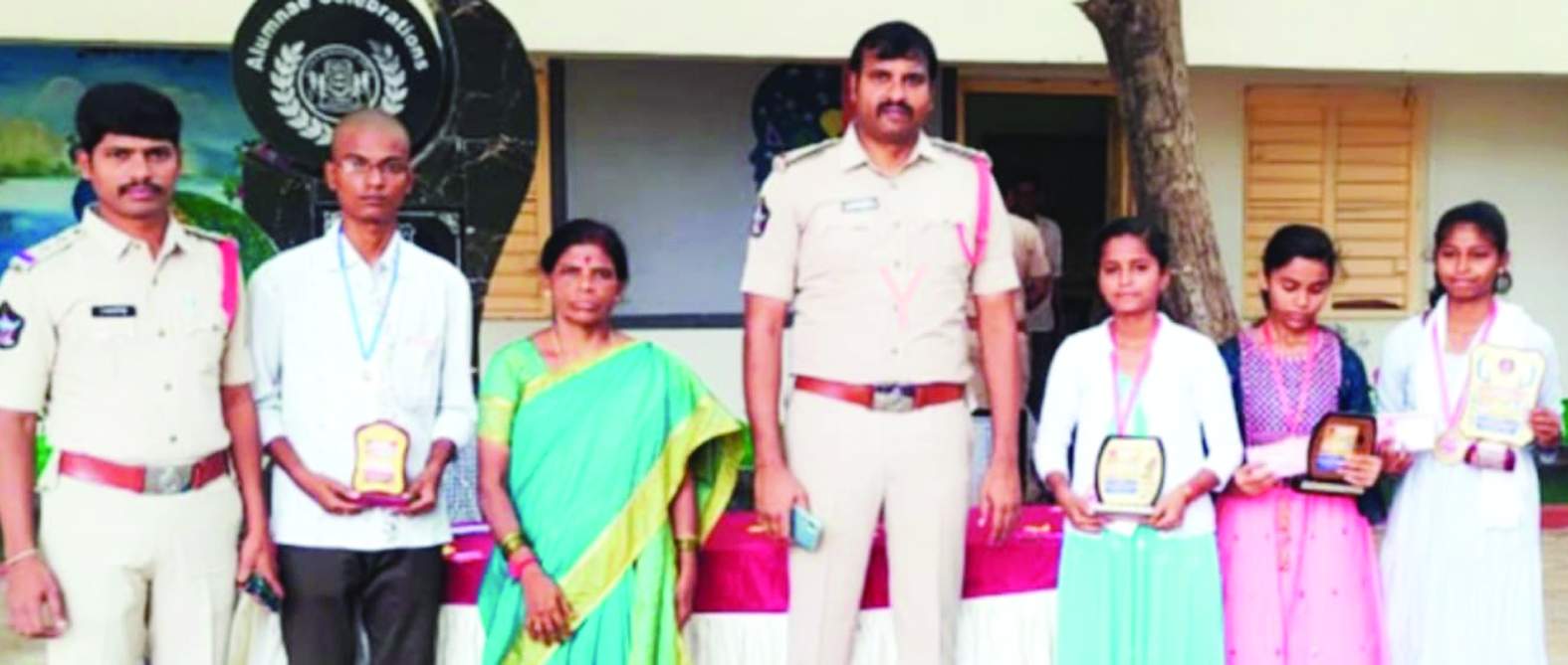 ప్రతిభ చాటిన విద్యార్థులకు ప్రోత్సాహకాలు అందజేస్తున్న సిఐ