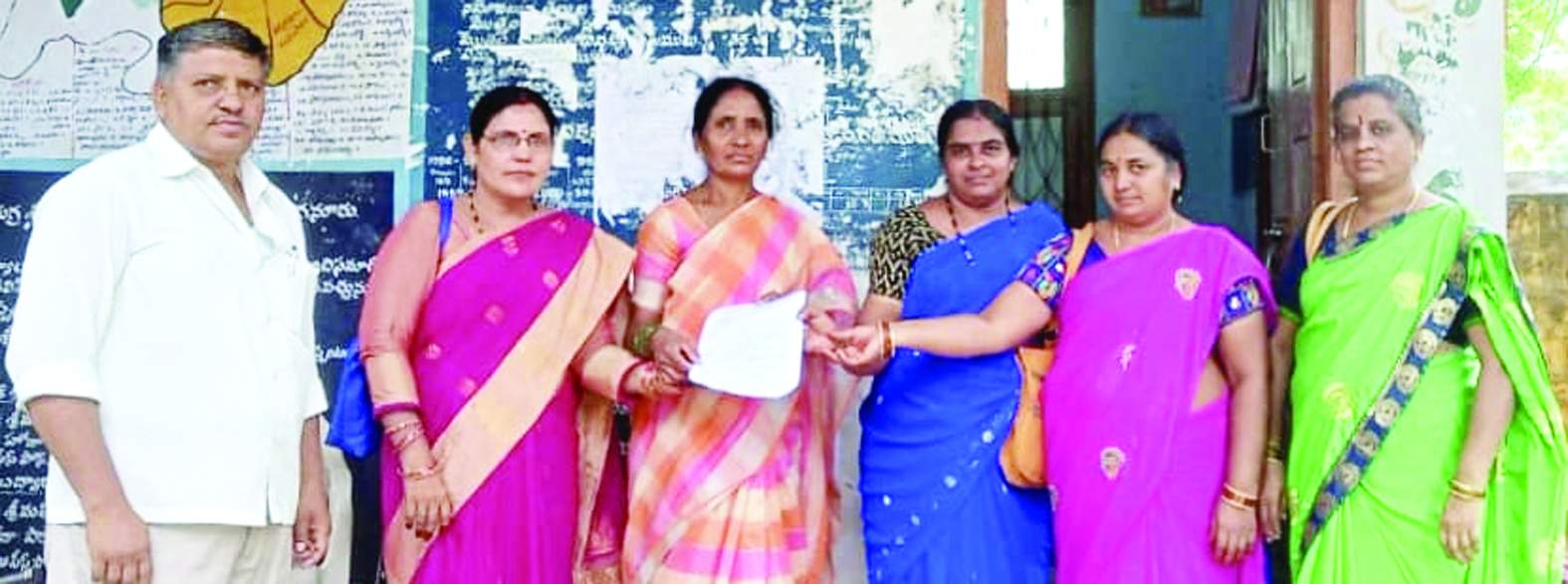 ధర్నా నోటీసులు అందిస్తున్న నాయకులు