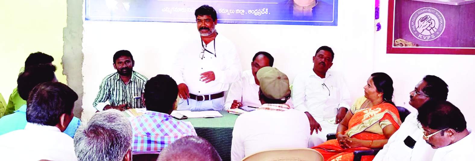 సమావేశంలో మాట్లాడుతున్న ఆనంద్‌ బాబు