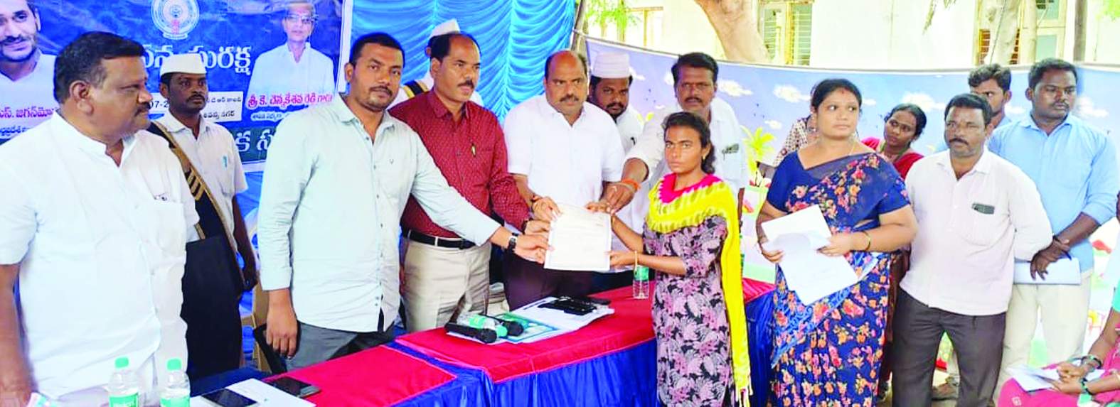 ధ్రువపత్రాలను అందజేస్తున్న జగన్మోహన్‌ రెడ్డి