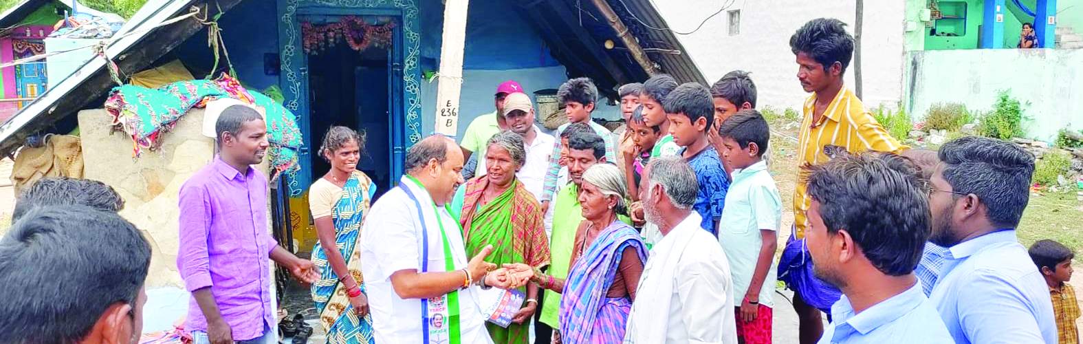 లబ్ధి పత్రాలను అందిస్తున్న జగన్మోహన్‌ రెడ్డి