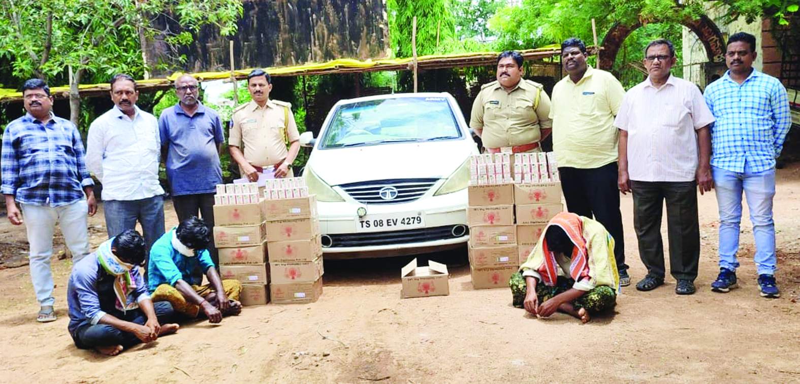 మాట్లాడుతున్న సెబ్‌ సిఐ జయరాం నాయుడు