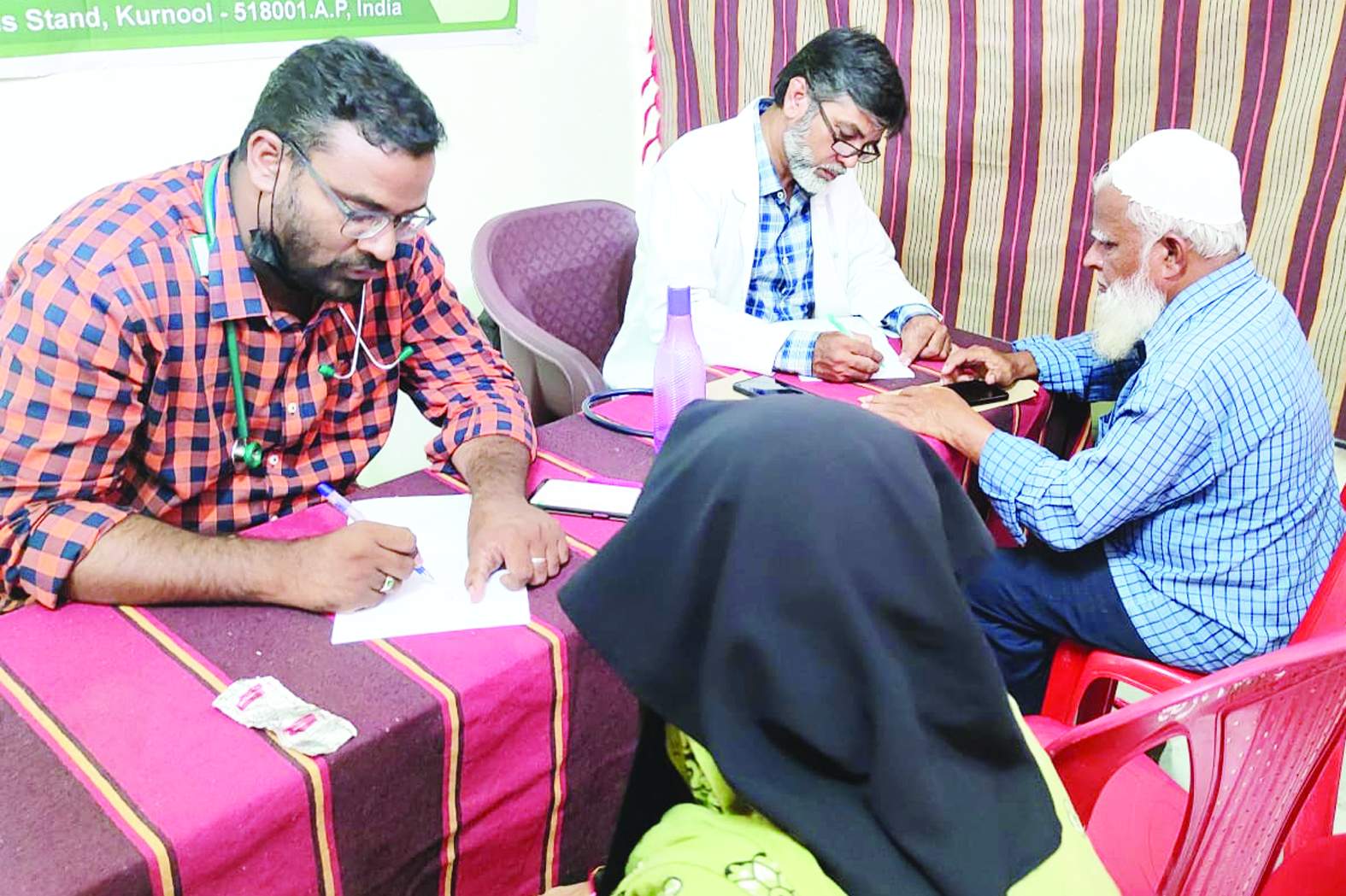 పరీక్షలు నిర్వహిస్తున్న వైద్యులు