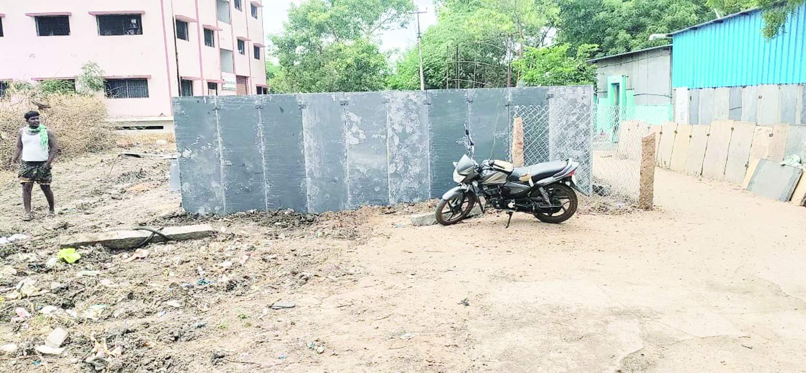 రోడ్డుకు బండలు పాతిన ఘనుడు