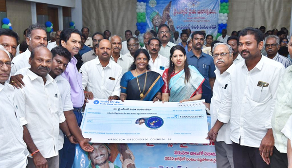 ysr-free-crop-insurance-in-kakinada