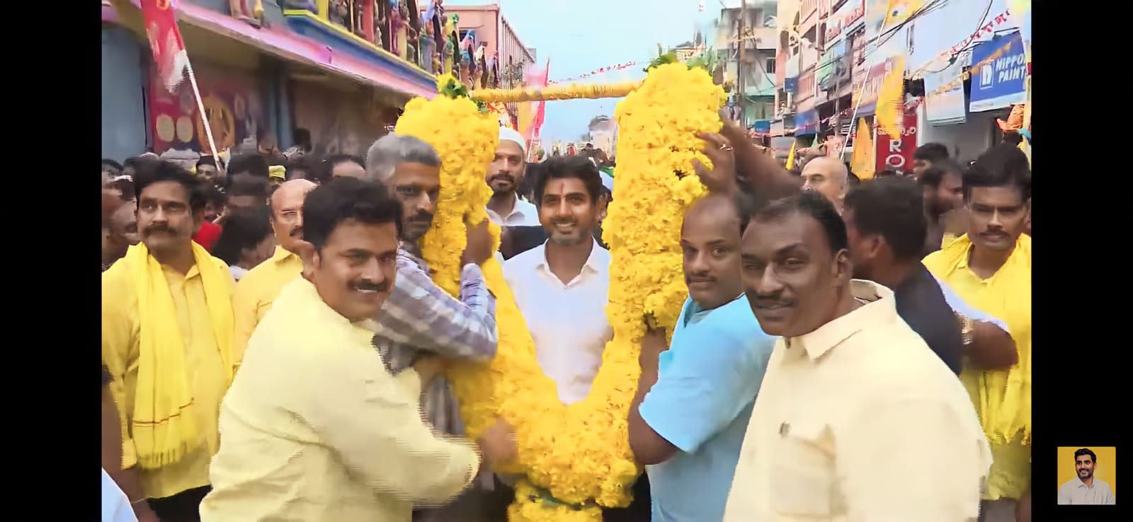 శ్రేణుల ఉత్సాహం నడుమ సందడిగా లోకేష్‌ పాదయాత్ర బ్యారేజి వద్ద ఘన స్వాగతం